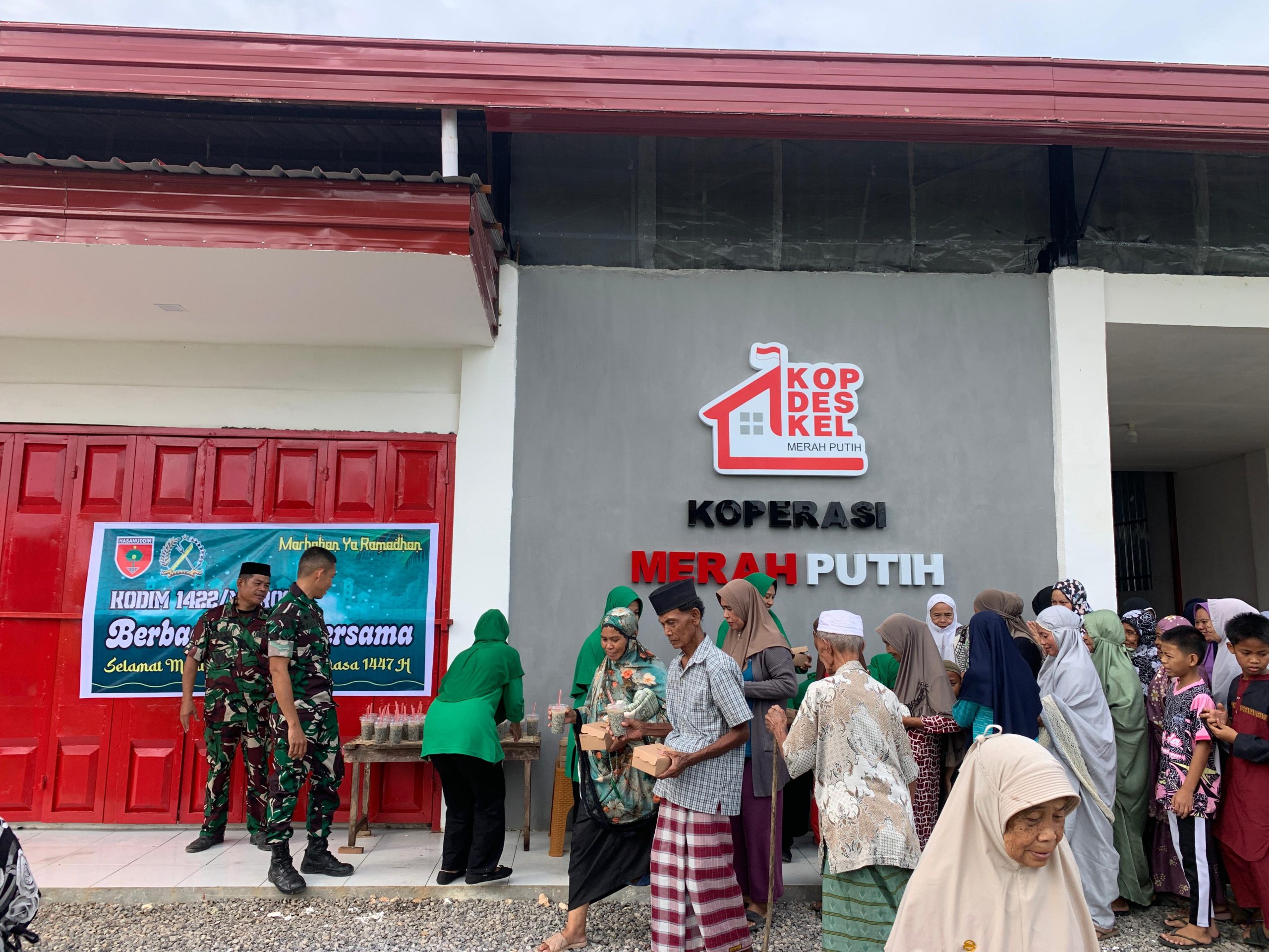 Indahnya Berbagi di Bulan Ramadan, Koramil 1422-02/Bantimurung dan Persit Ranting Bantimurung Tebar Takjil di Desa Baruga