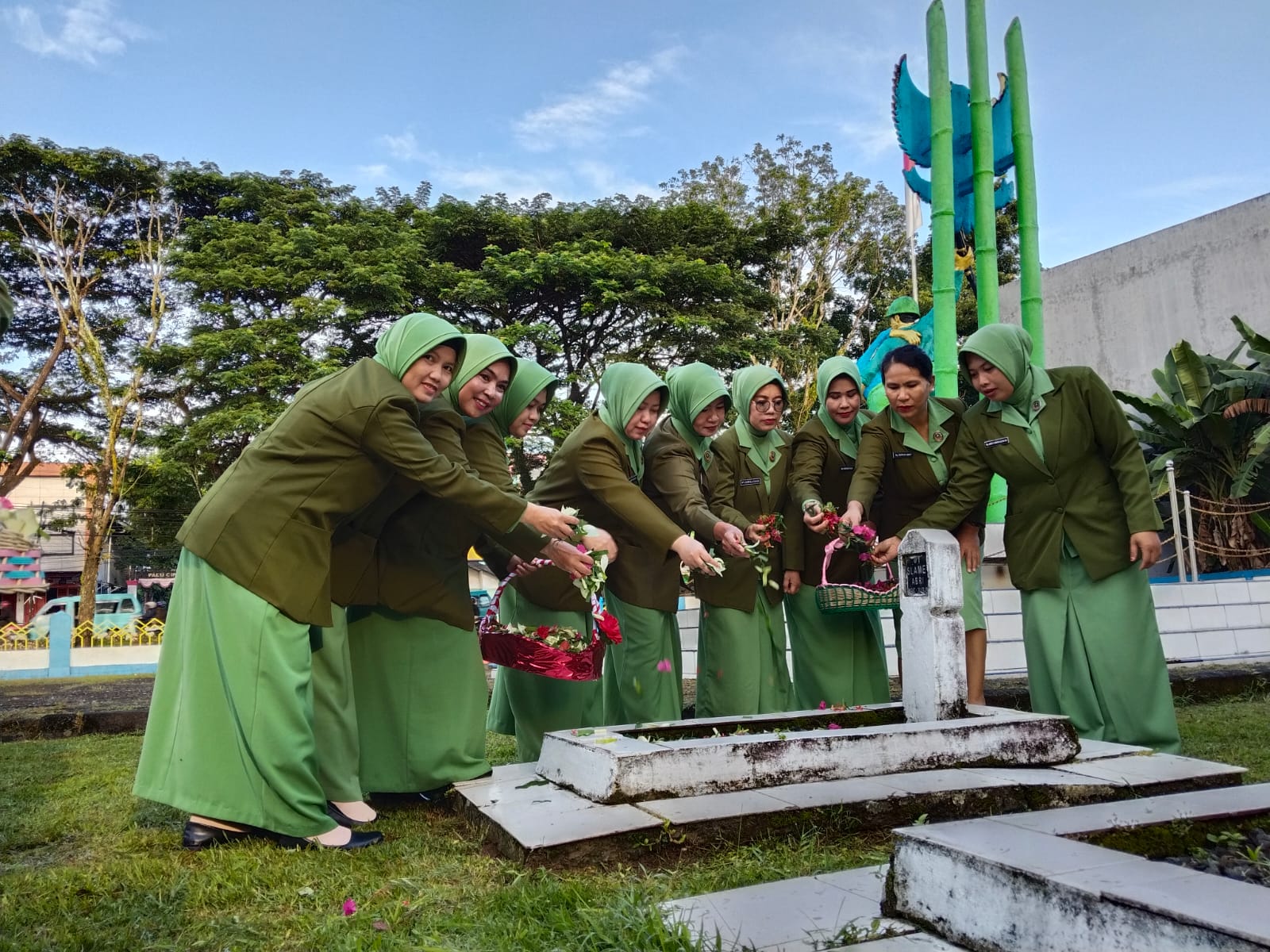 Peringati HUT ke- 80, Persit KCK Cabang XXX Tebar Penghormatan di Taman Makam Pahlawan