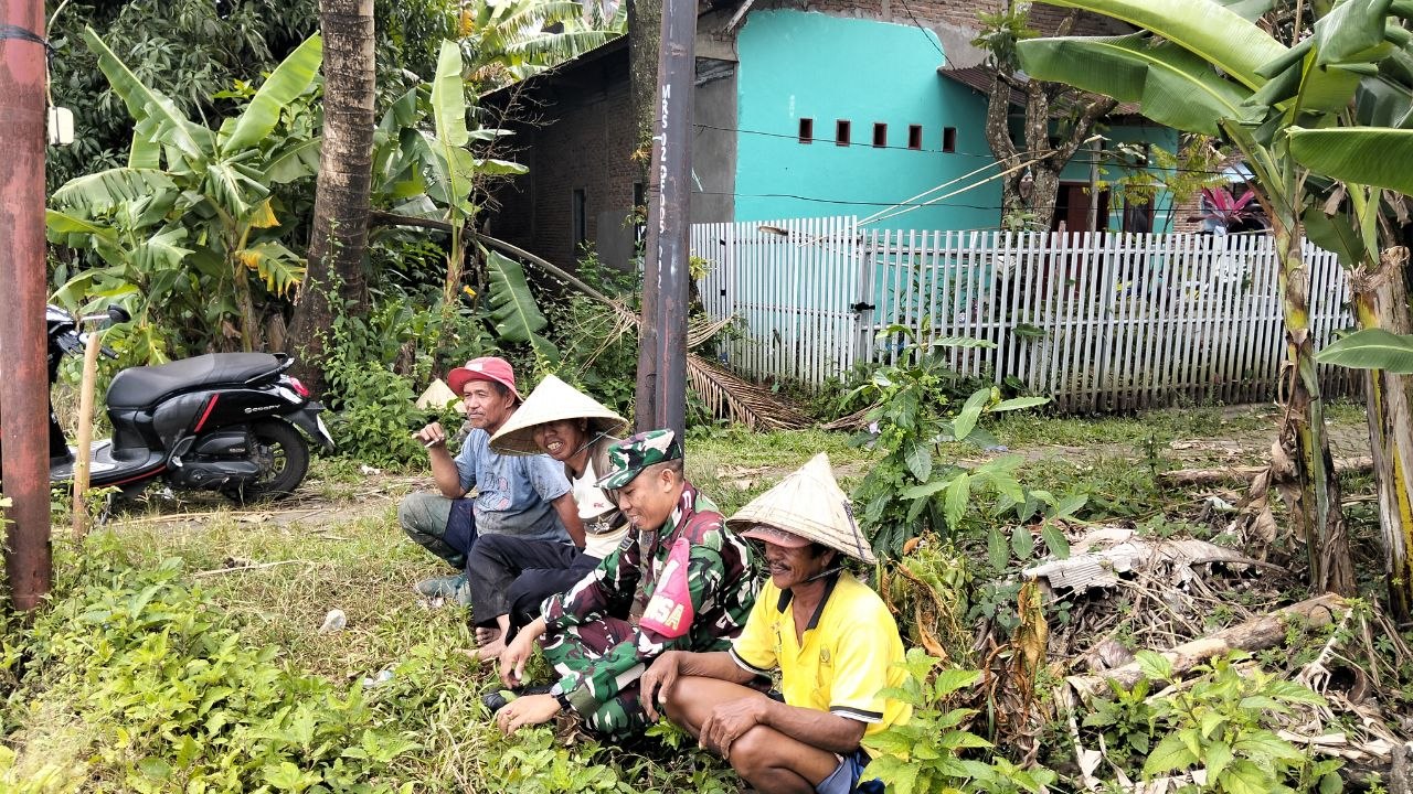 KOMUNIKASI SOSIAL PENUH KEHANGATAN, BABINSA ALLEPOLEA TURUN KE SAWAH DAMPINGI PETANI OLAH LAHAN