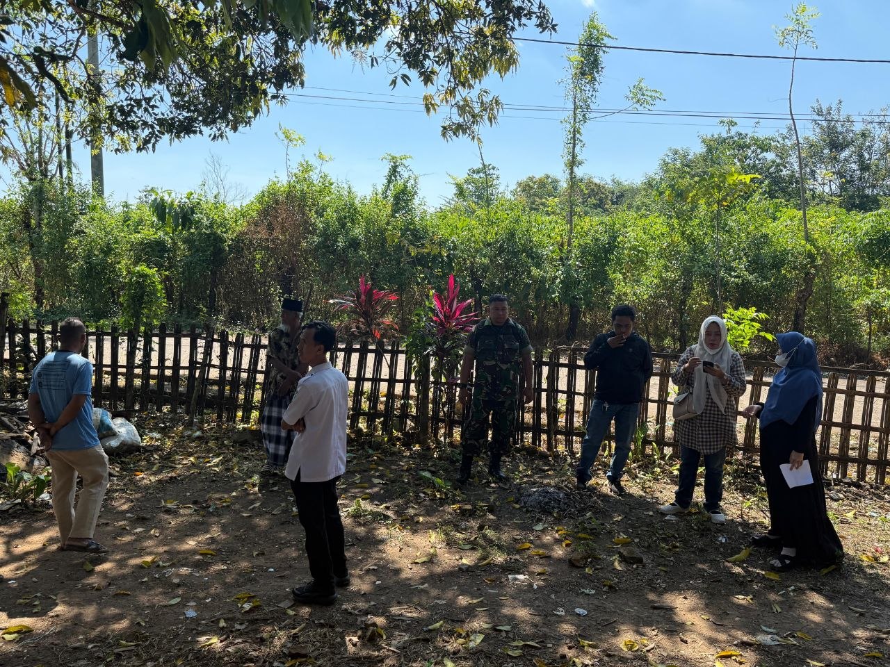 Tingkatkan Kesejahteraan Warga, Babinsa Moncongloe Bulu Pantau Pengukuran Lahan Koperasi Merah Putih