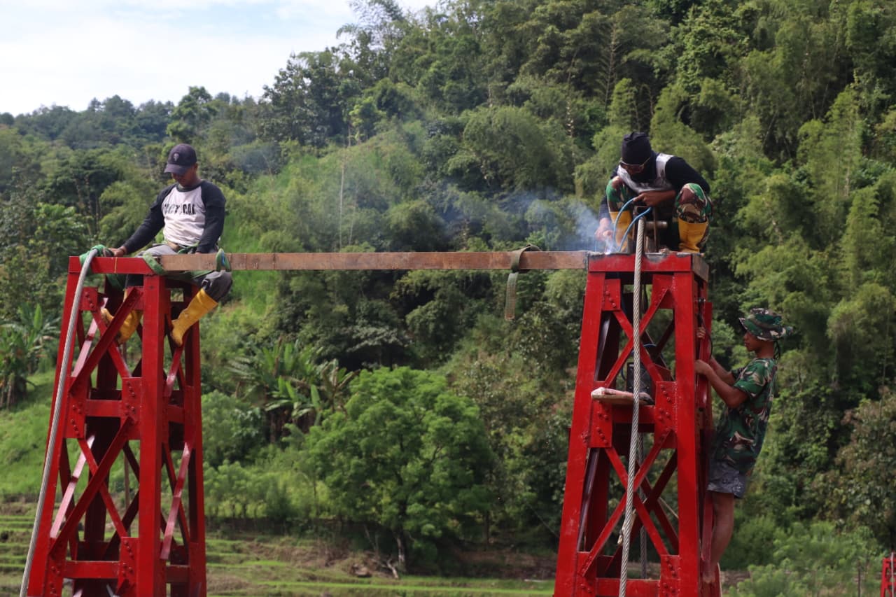 TAHAP DEMI TAHAP PEMBANGUNAN JEMBATAN PERINTIS GARUDA DI DESA BONTOMANURUNG TERUS DIPACU