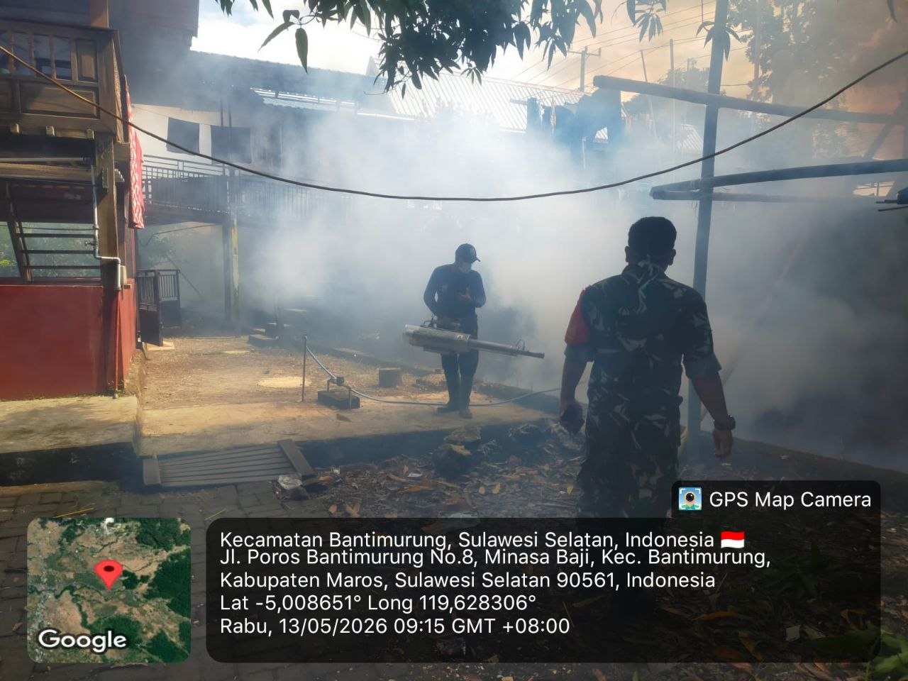 Cegah DBD, Babinsa Minasa Baji Dampingi Fogging di Permukiman Warga