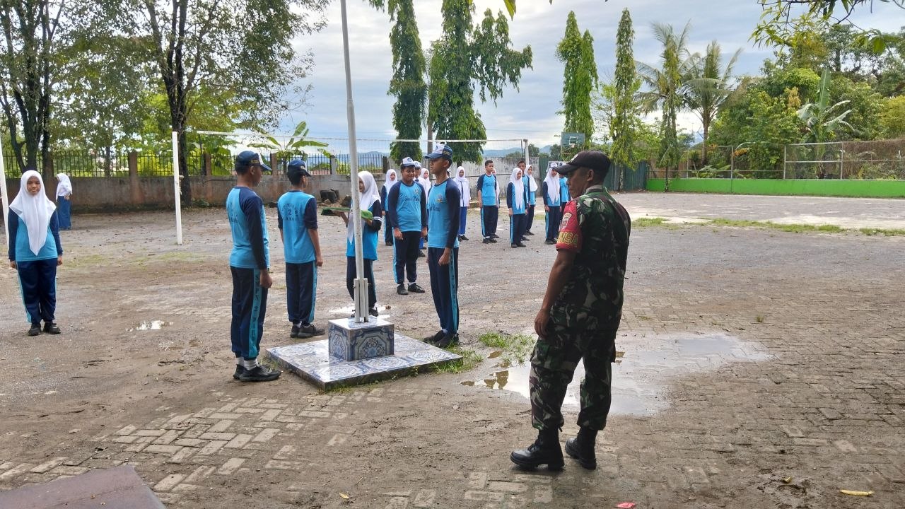 BABINSA KELURAHAN ALLEPOLEA DAMPINGI SISWA SMPN 2 MAROS LATIHAN LAST CEREMONY JELANG KELULUSAN