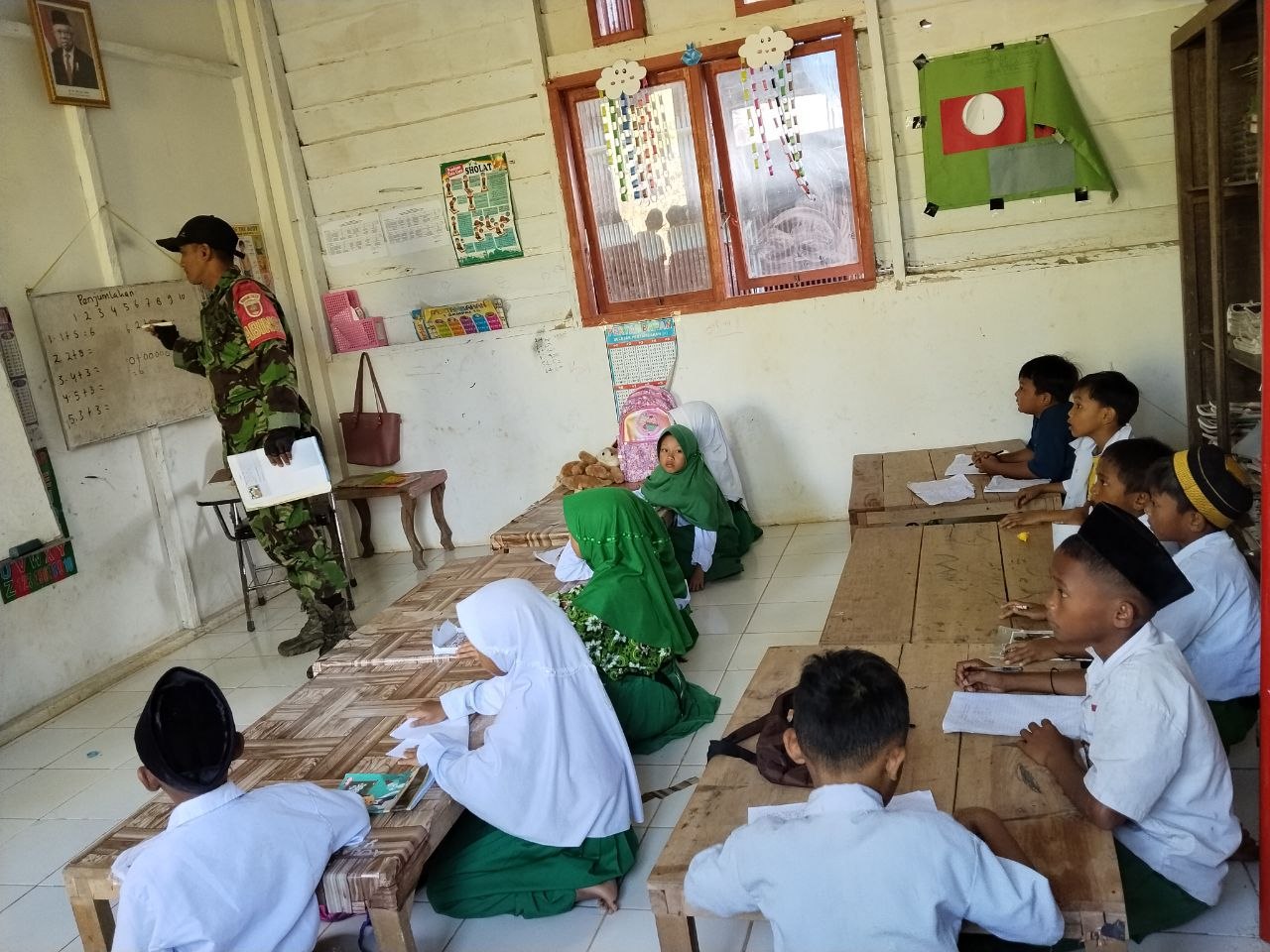 Babinsa Kodim 1422/Maros Bantu Mengajar di MI Hidayatullah Tanete Karena Kekurangan Tenaga Pendidik