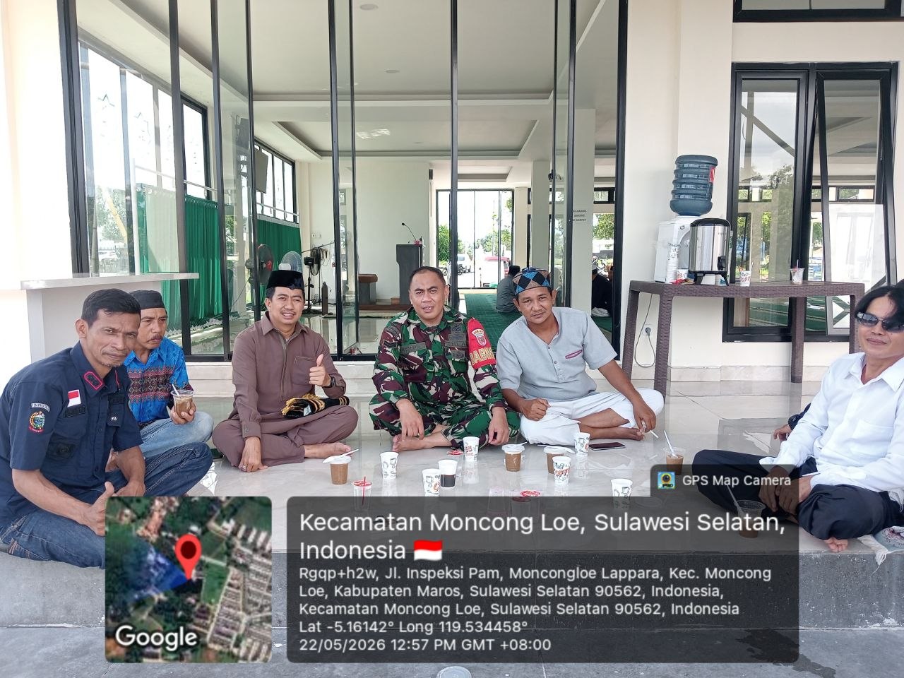 Babinsa Desa Moncongloe Lappara bersama Kepala Desa laksanakan komsos dengan warga