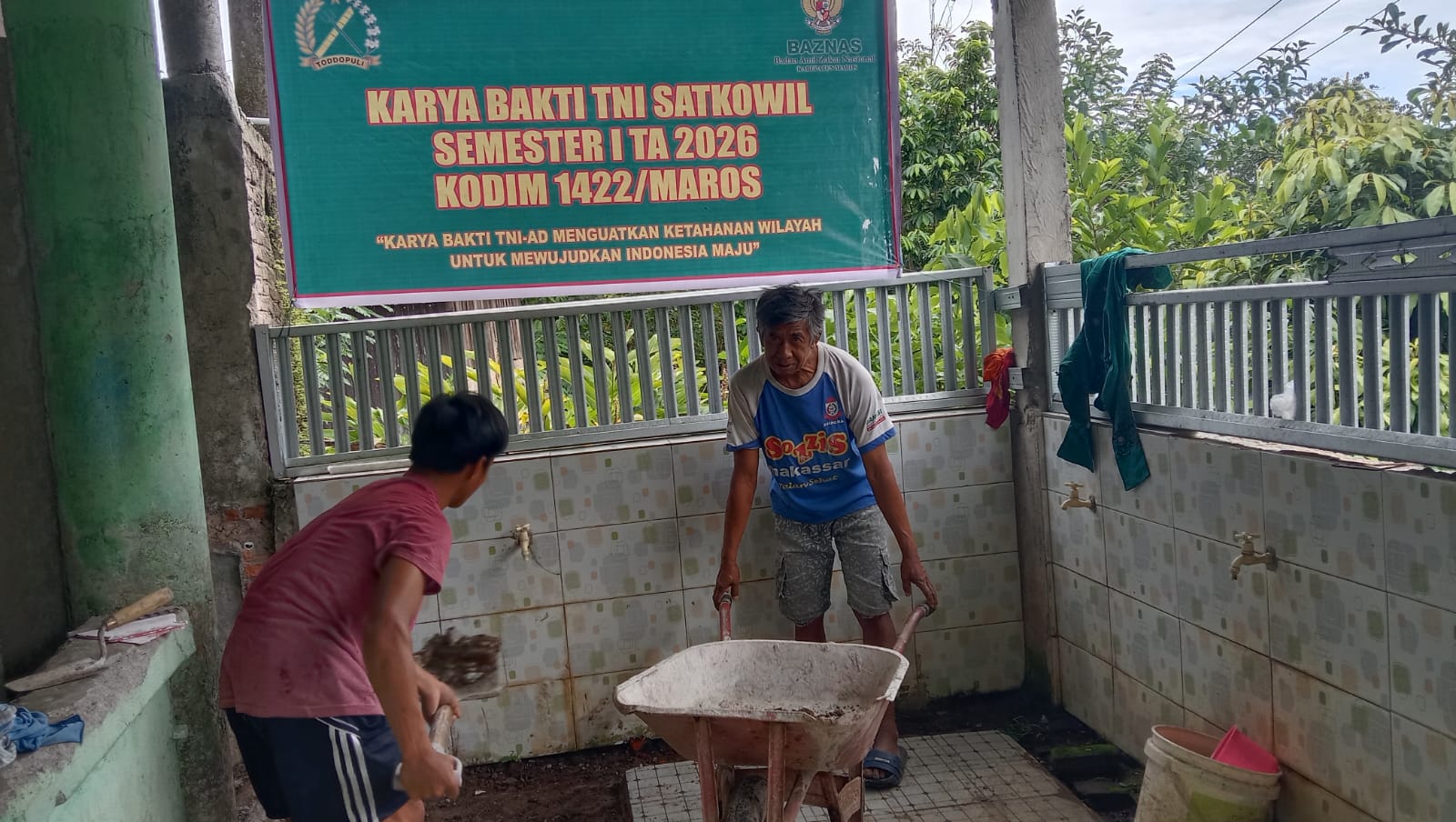 BABINSA DESA BENTENG GOTONG ROYONG BERSAMA WARGA REHAB MCK DAN TEMPAT WUDHU MASJID BABUL KHAIR