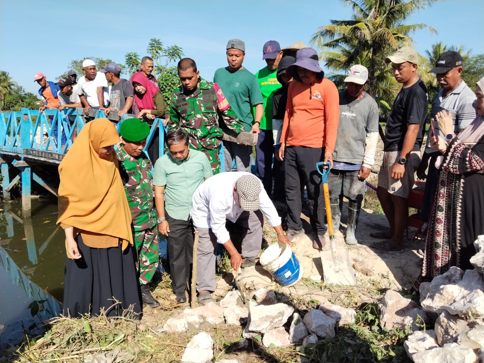 Wujud Nyata Kepedulian TNI-AD Kepada Masyarakat, Dandim 1422/Maros yang diwakili oleh Danramil -01/Lau, Melaksanakan Peletakan Batu Pertama Pembangunan Jembatan