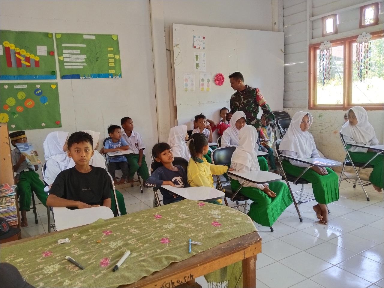 Babinsa Bonto Manurung Peduli Pendidikan, Mengajar Siswa di Wilayah Terpencil Maros
