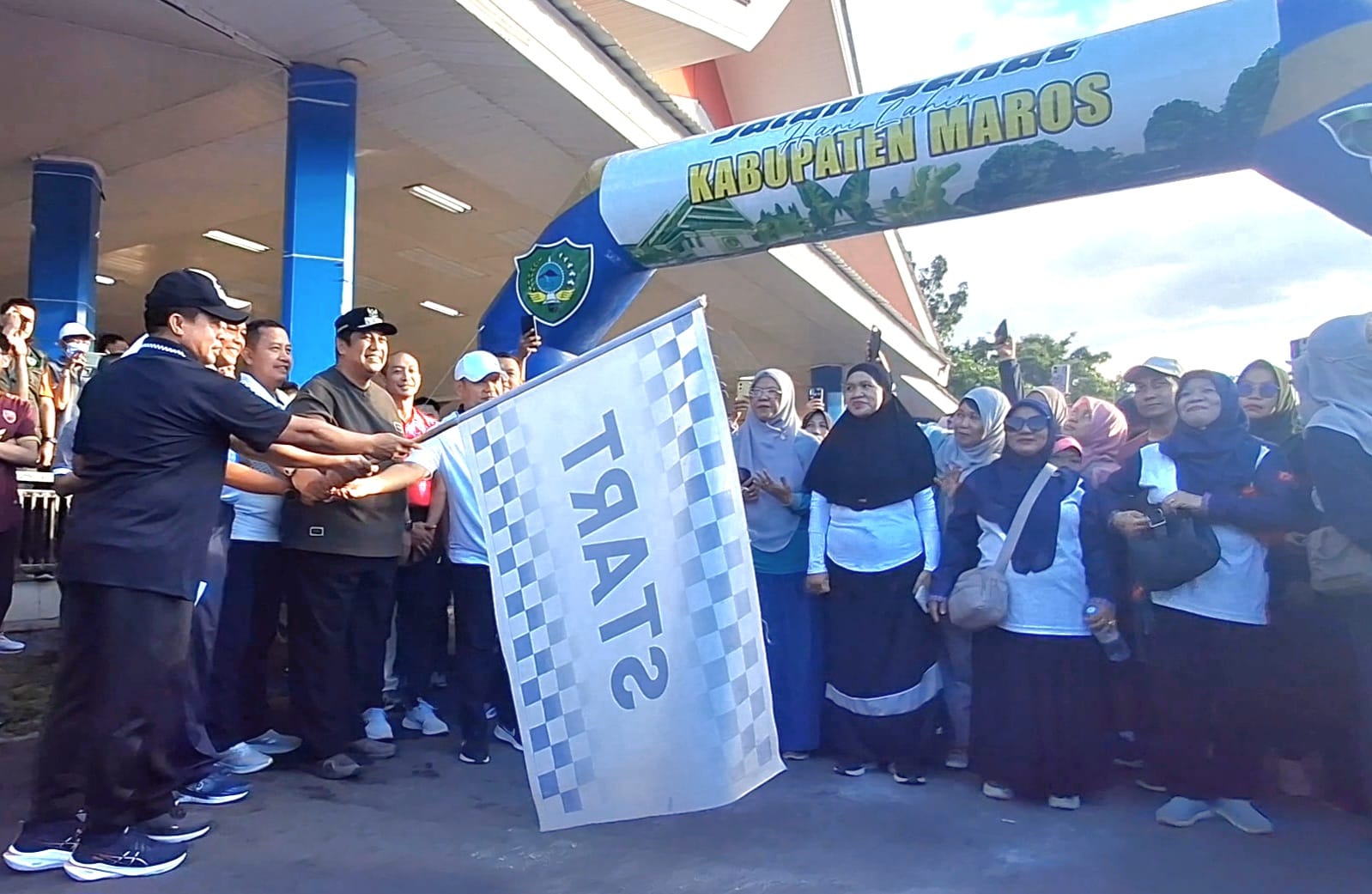 Dandim 1422/Maros Ikuti Jalan Sehat Meriahkan Peringatan Hari Jadi ke-67 Kabupaten Maros