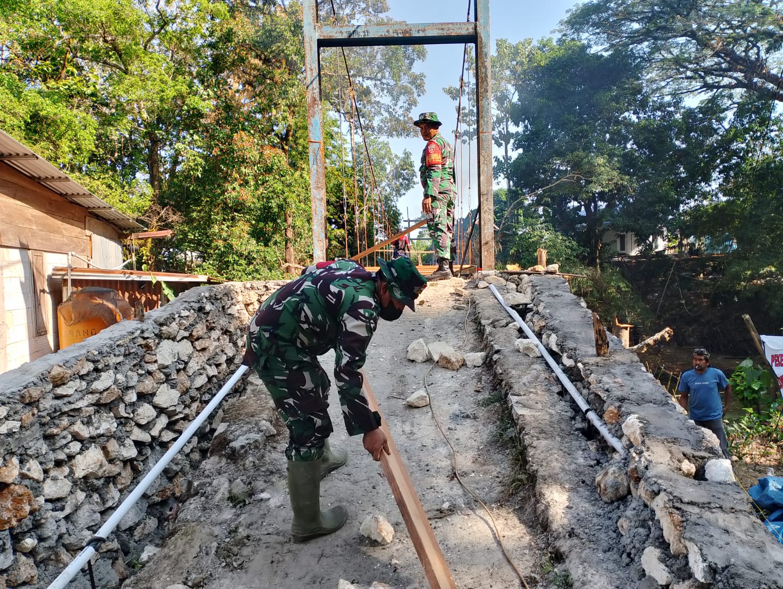 BERTAHUN-TAHUN RUSAK, AKHIRNYA HARAPAN ITU KEMBALI HIDUP. Kodim 1422/Maros dan Warga Bergotong Royong Perbaiki Jembatan Penghubung Dusun Bontobua dan Dusun Golae