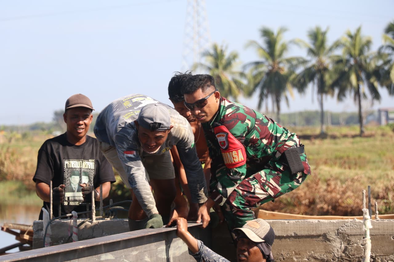 Kodim 1422/Maros Bersama Masyarakat Bergotong Royong Bangun Jembatan Ujung Bulu, Wujud Nyata Kemanunggalan TNI dengan Rakyat