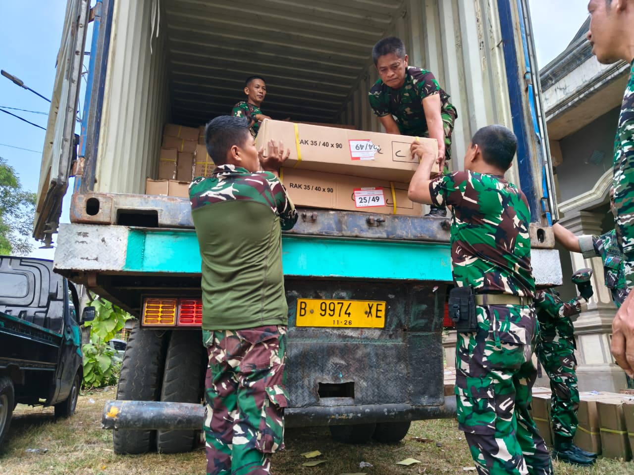Kodim 1422/Maros Bantu Distribusi Logistik Koperasi Desa/Kelurahan Merah Putih di Sejumlah Wilayah Maros