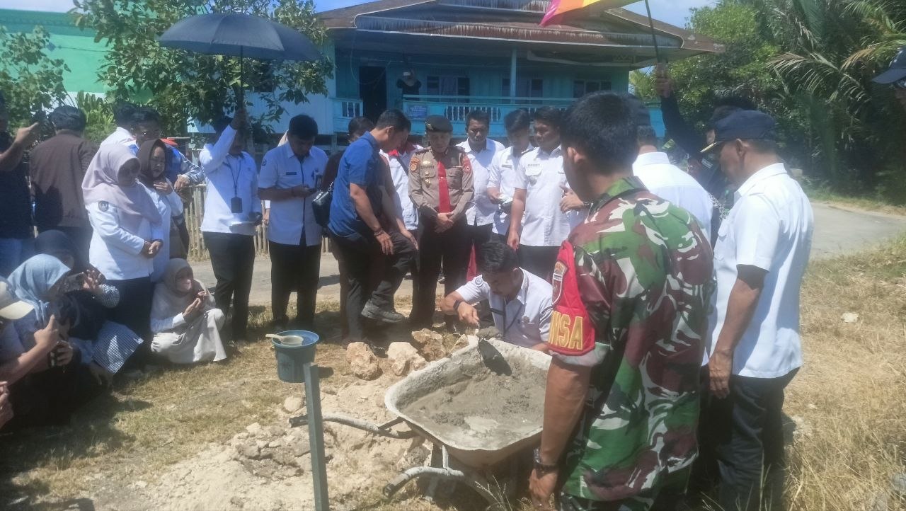 BABINSA DESA BORIMASUNGGU HADIRI SERAH TERIMA LOKASI DAN PELETAKAN BATU PERTAMA KAMPUNG NELAYAN MERAH PUTIH