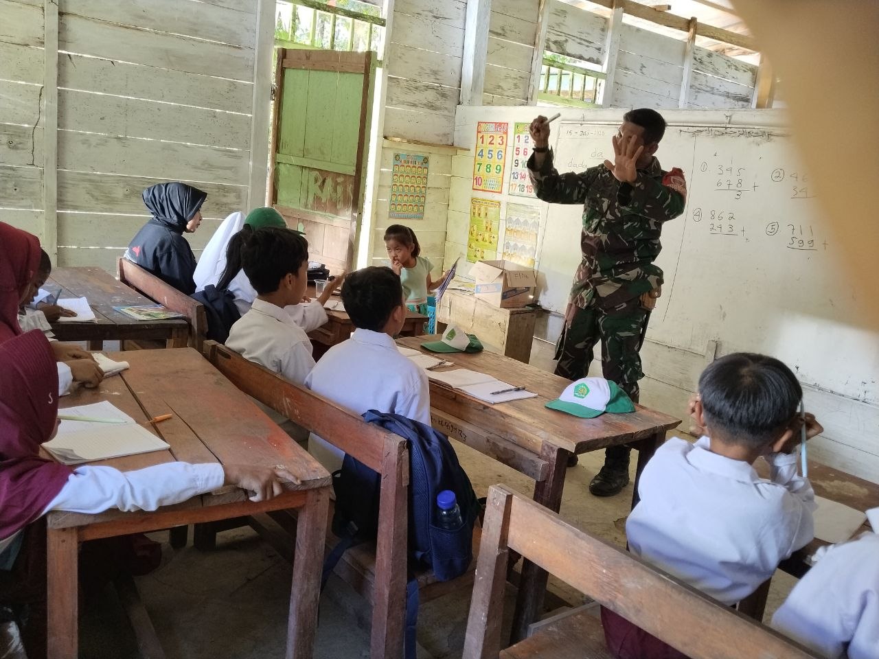 BABINSA DESA BONTOMANURUNG TERUS DEDIKASIKAN DIRI MENGAJAR DI MI HIDAYATULLAH TANETE BULU
