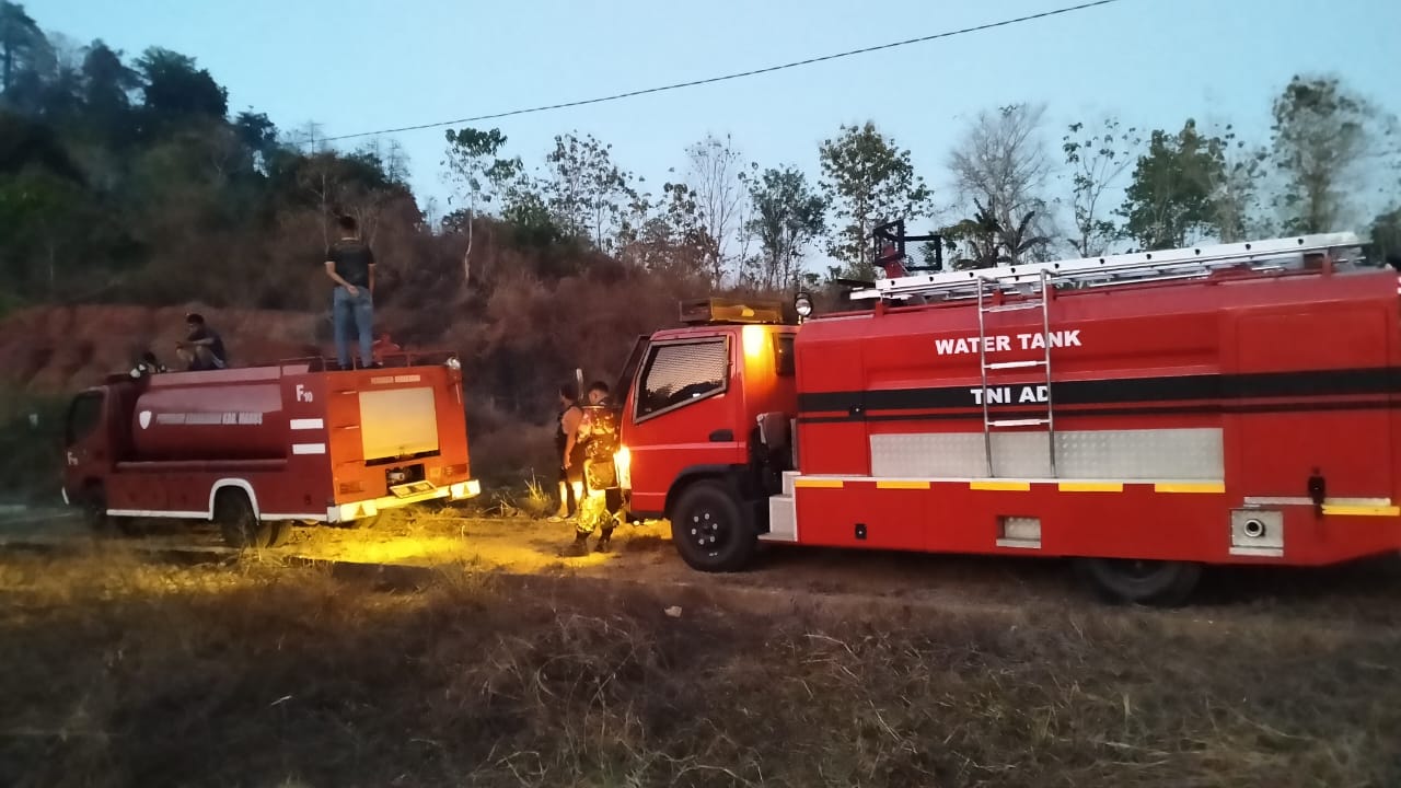 Tim Gabungan TNI-Polri, Damkar dan Masyarakat Berjibaku Padamkan Kebakaran Lahan di Moncongloe Bulu