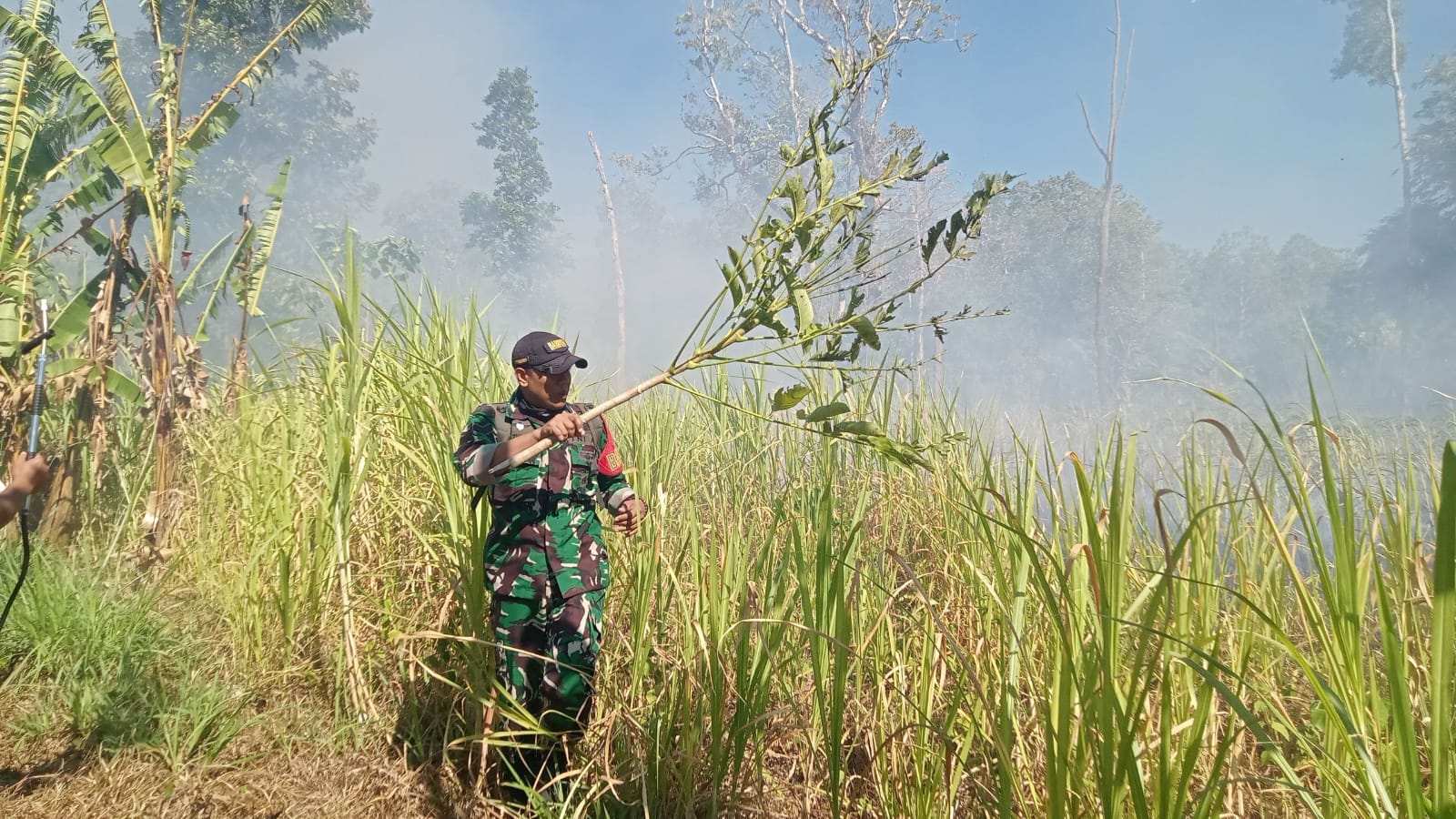 Dengan alat seadanya Anggota Koramil 1422-03/Camba Bersama Instansi Terkait Berjibaku Padamkan Karhutla di Bukit Teletabis