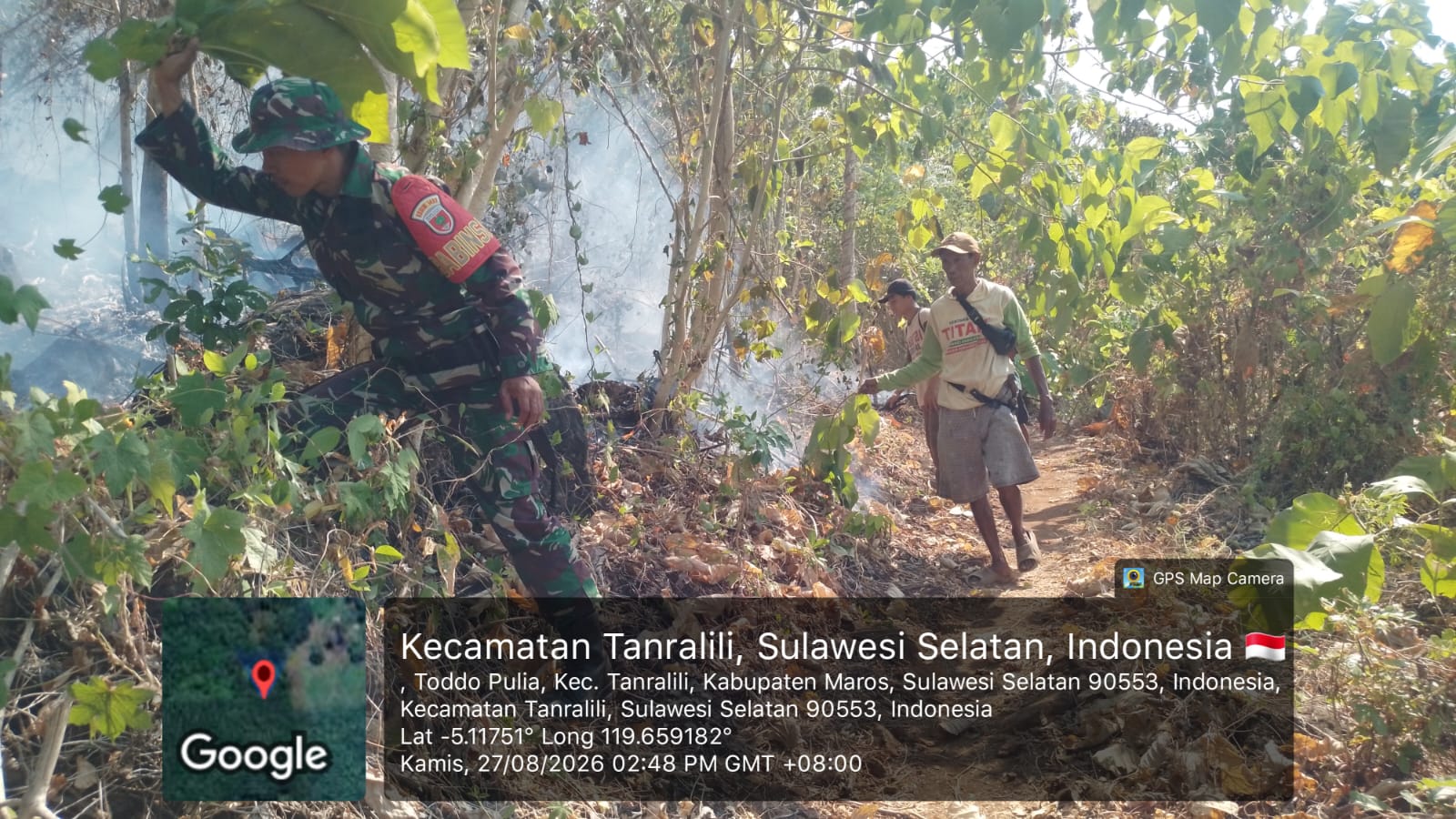 Karhutla Melanda Pegunungan Jati di Toddopulia, Babinsa Bersama Warga Berjibaku Cegah Api Meluas