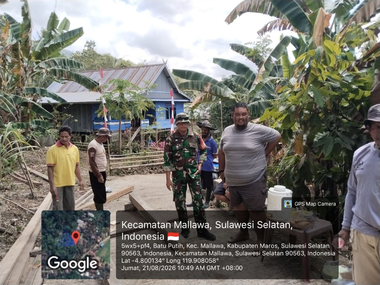 Babinsa Batuputih Bersama Warga Gotong Royong Bangun Kembali Rumah Korban Kebakaran