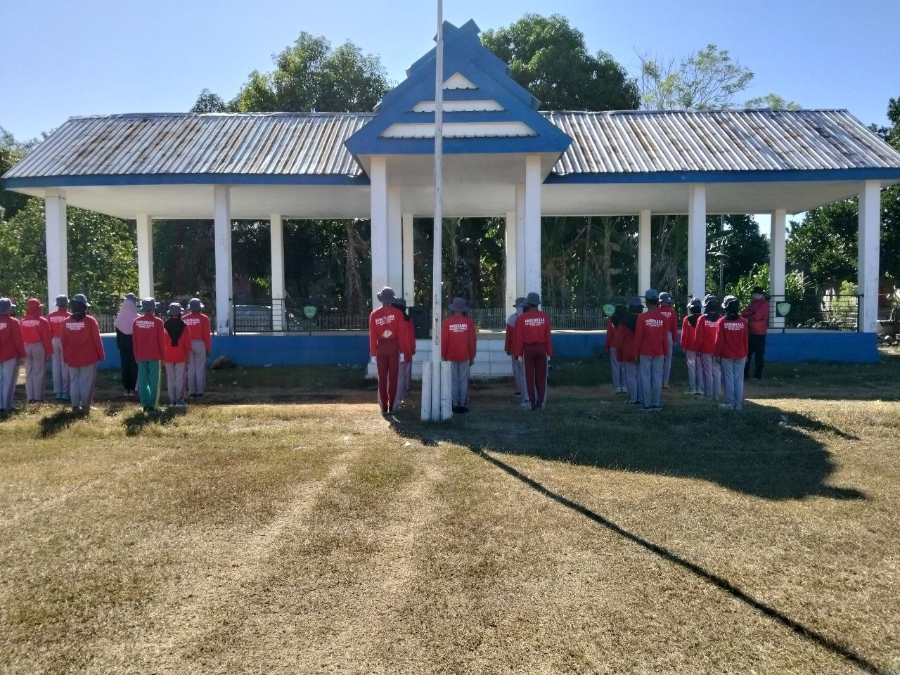 Babinsa Kelurahan Borong Intensif Latih Paskibra Kecamatan Tanralili Sambut HUT Ke-81 RI