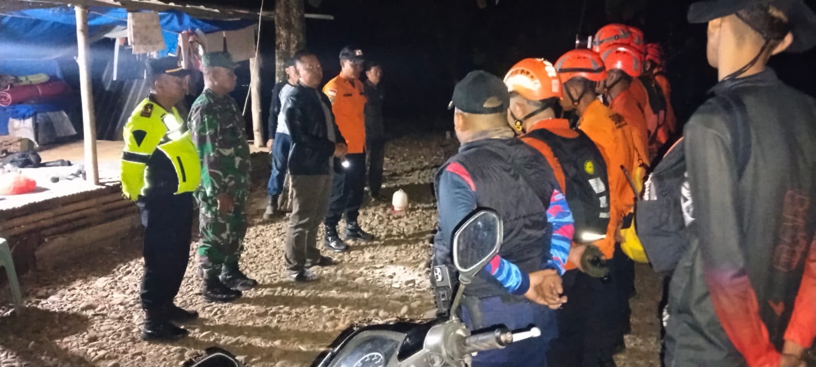 Dandim 1422/Maros Bersama Tim Relawan Siaga Kebakaran di Puncak Gunung Bulu Saukang