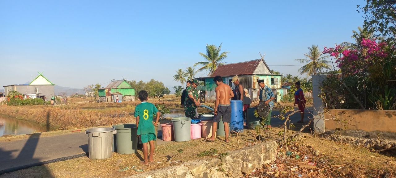 Babinsa Dampingi Pendistribusian Air Bersih untuk Warga Dusun Padarie di Tengah Musim Kemarau