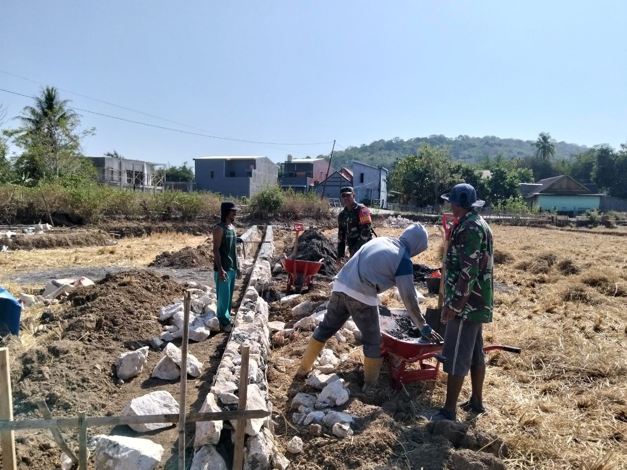 Babinsa Borong Pantau Pembuatan Irigasi Tersier untuk Dukung Pemerataan Pengairan Sawah