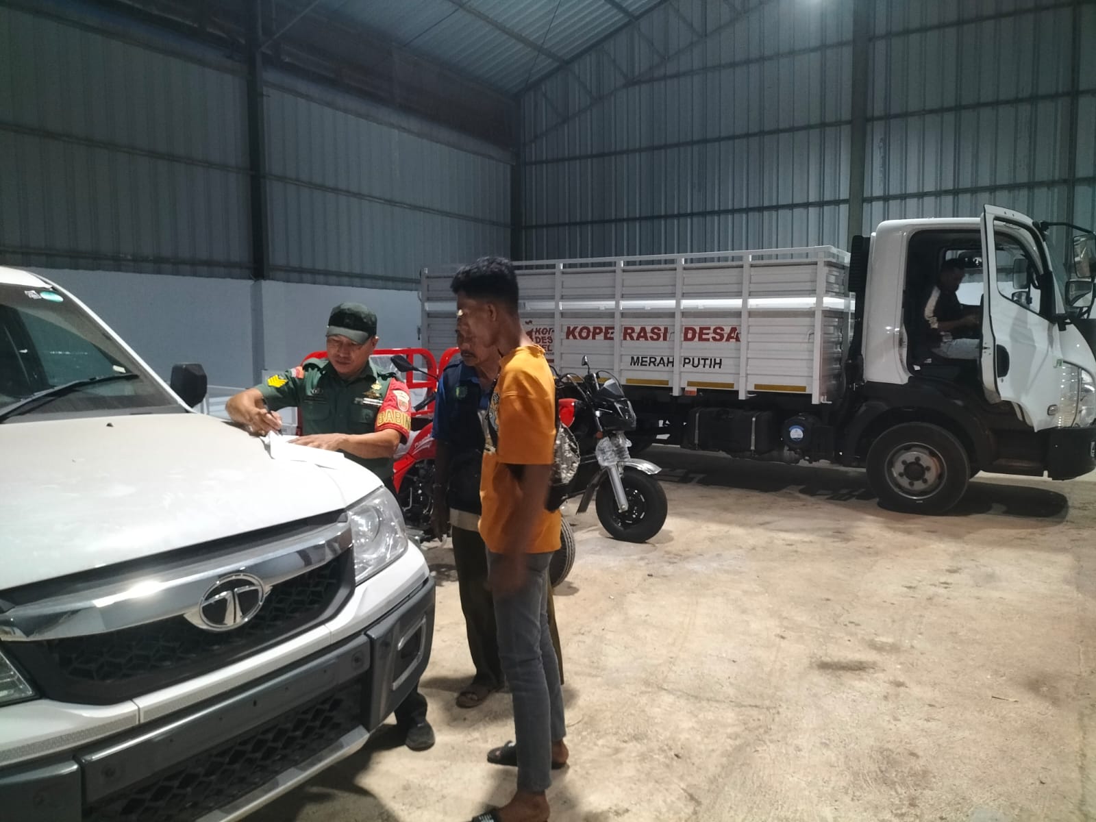 Babinsa Dampingi Penerimaan Sarpras KDKMP Cenrana Baru, Satu Unit Truk Tata Ultra T7 Tiba di Lokasi