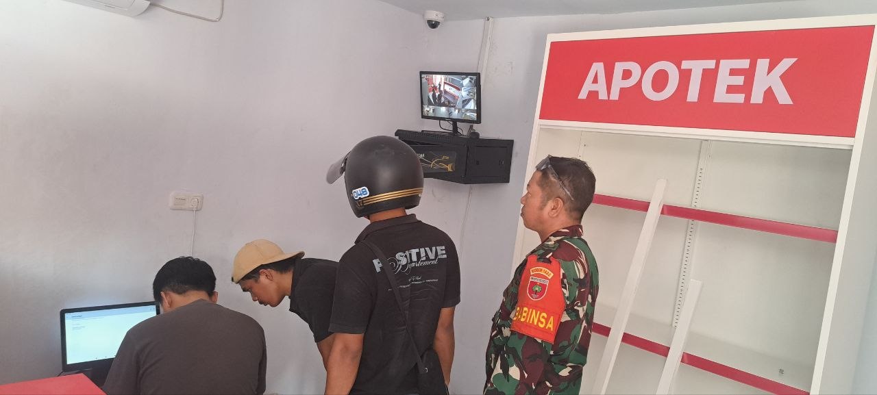 Dukung Keamanan Koperasi, Babinsa Desa Damai Dampingi Pemasangan CCTV di KDKMP