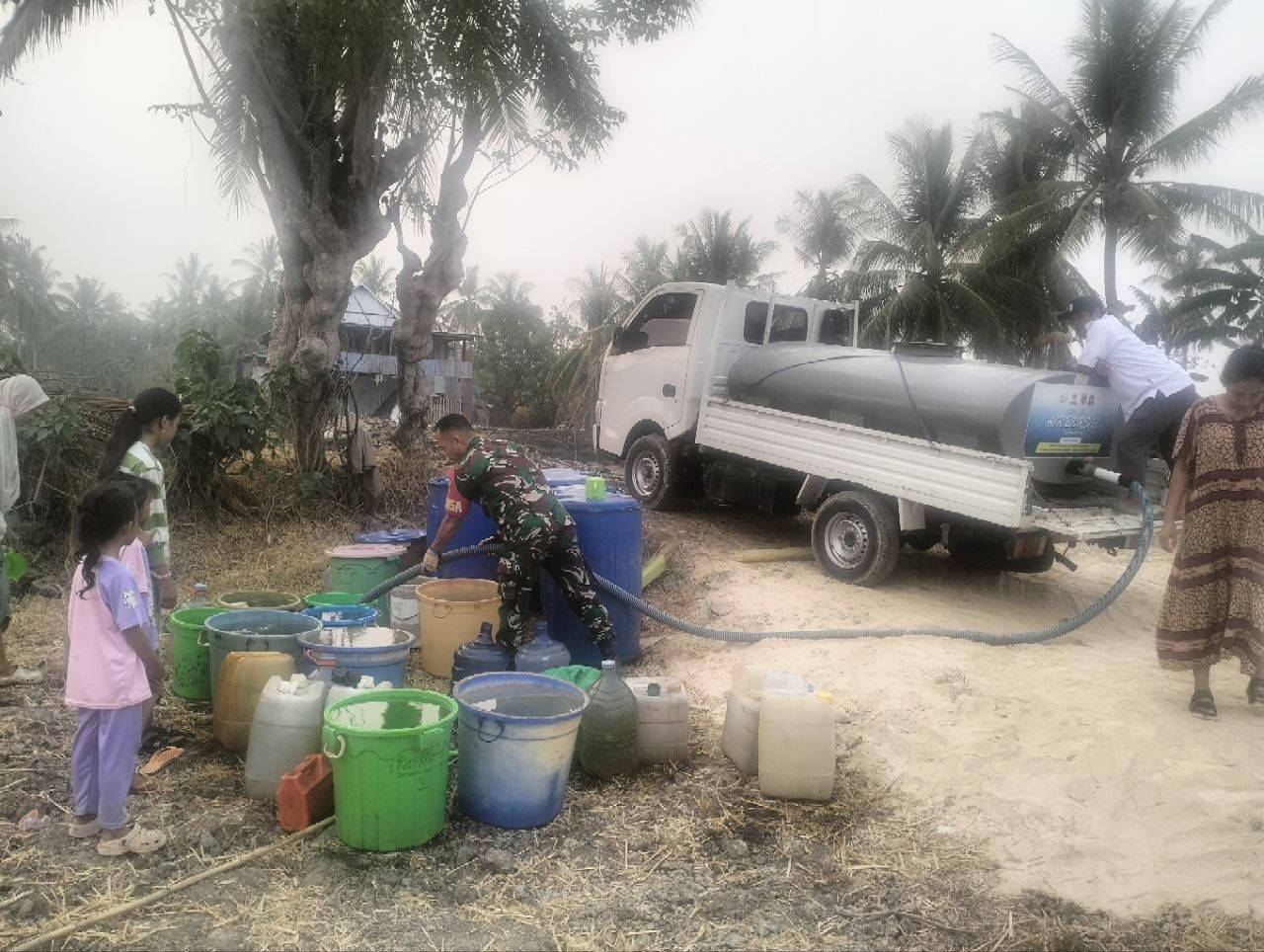 Peduli Warga Terdampak Kekeringan, Babinsa Mattirodeceng Bersama BRPBAPPP dan Baznas Maros Salurkan Air Bersih
