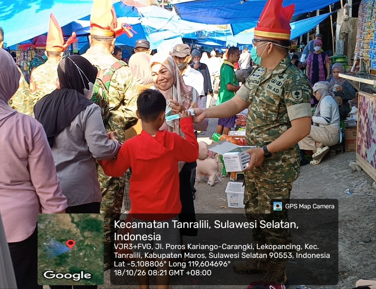 Cegah Dampak Kabut Asap Karhutla, Personel Koramil Tompobulu Bagikan Masker kepada Warga di Pasar Carangki