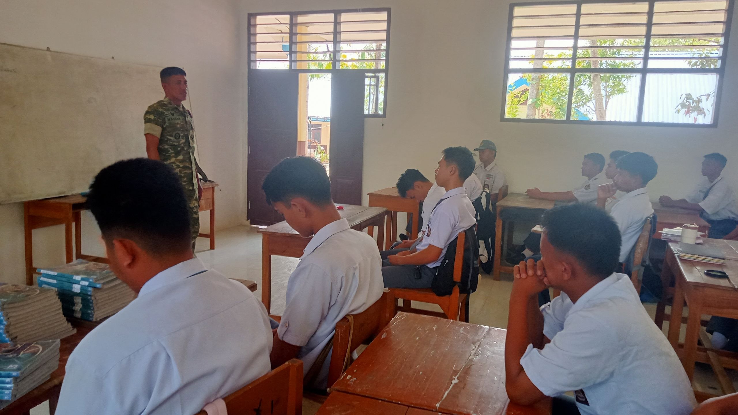 Danramil 1422-03/Camba Sosialisasikan Rekrutmen TNI kepada Siswa SMAN 12 Maros, Cegah Penipuan Berkedok Penerimaan Prajurit