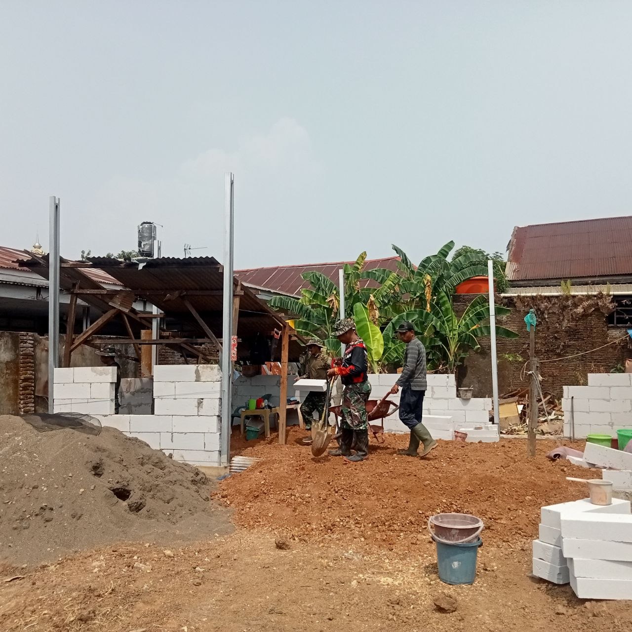 Semangat Gotong Royong, Prajurit Kodim 1422/Maros Perbaiki Rumah Tidak Layak Huni Milik Warga
