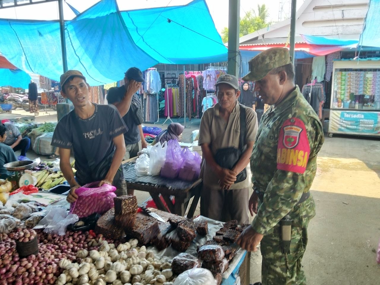 Babinsa Kelurahan Borong Pantau Harga Sembako di Pasar Amarang, Pastikan Stabilitas Kebutuhan Warga