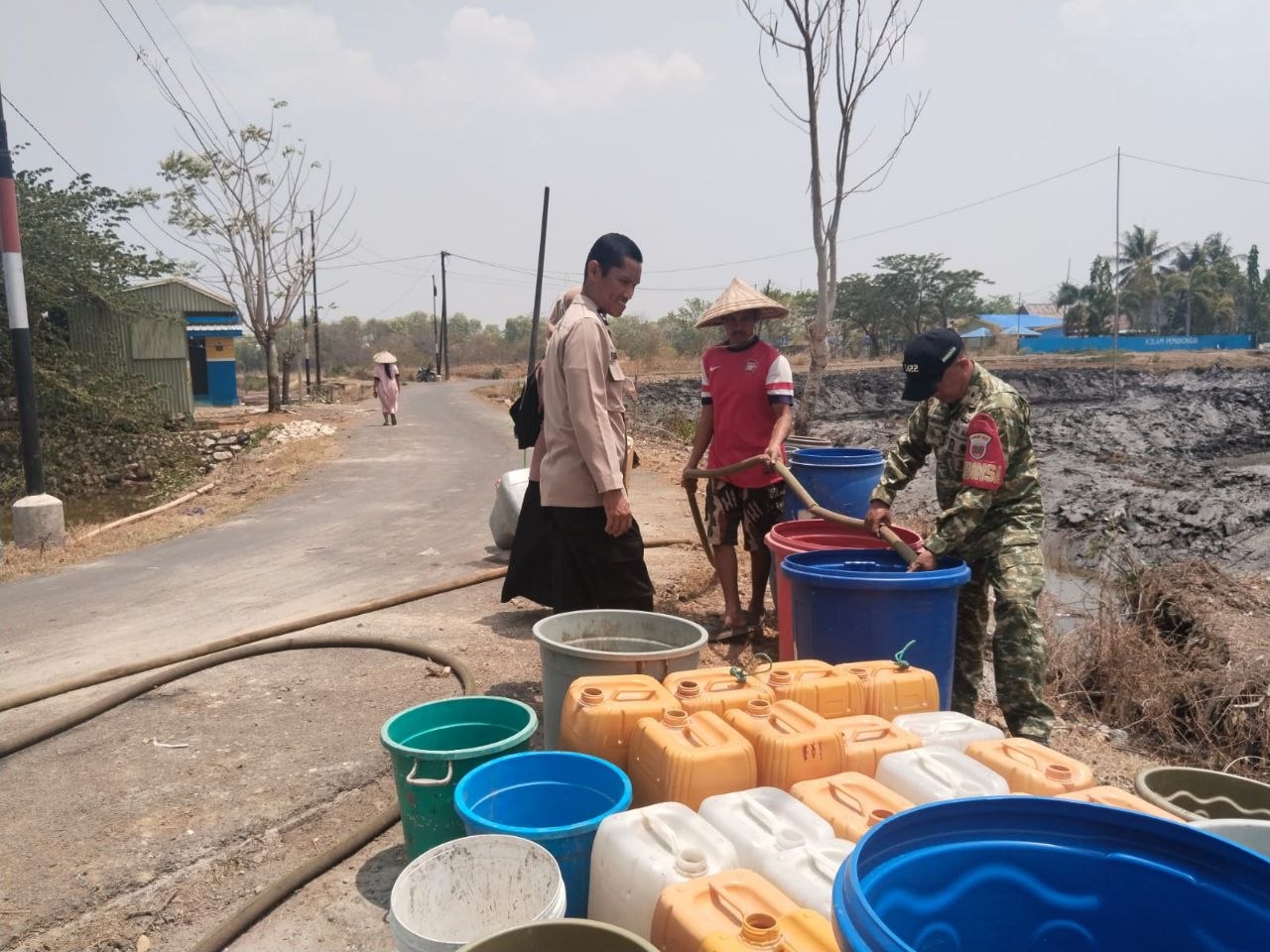 Babinsa Baji Pa’mai Bersama BPBD Maros Salurkan Air Bersih untuk Warga Sengka Lantang